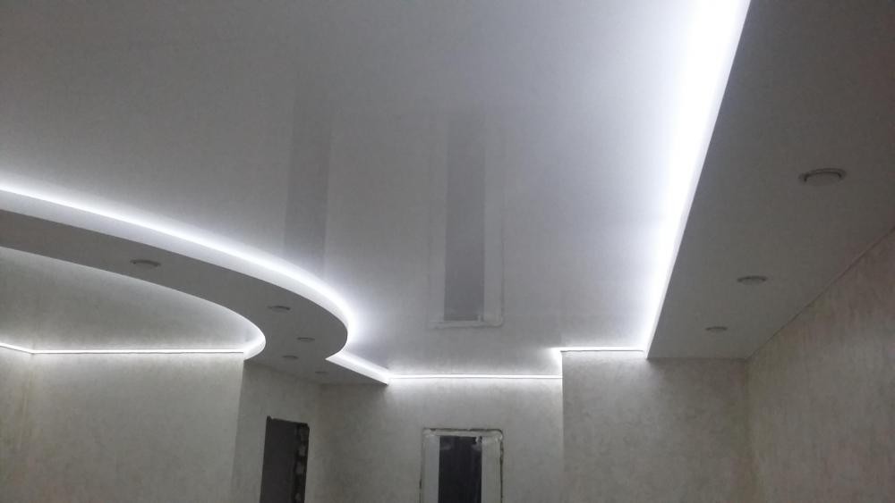 Глянцевый белый двухуровневый натяжной потолок с подсветкой между уровнями в Воронеже 9 фото 