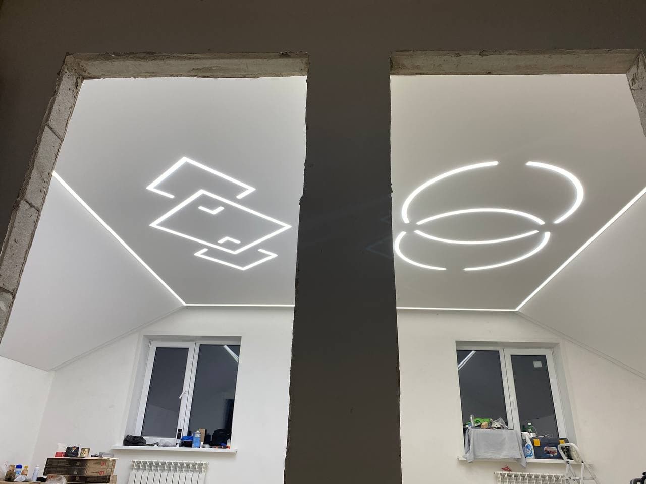 Матовый натяжной потолок со световыми линиями 5 фото 