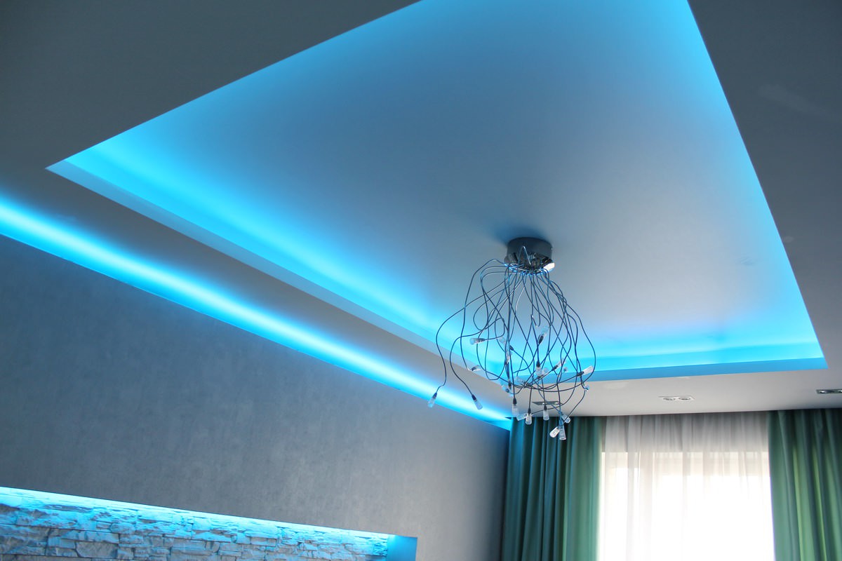 Натяжной потолок светодиоды. Потолок с подсветкой. Подвесной потолок с подсветкой. Диодная подсветка потолка. Натяжные потолки с подсветкой.