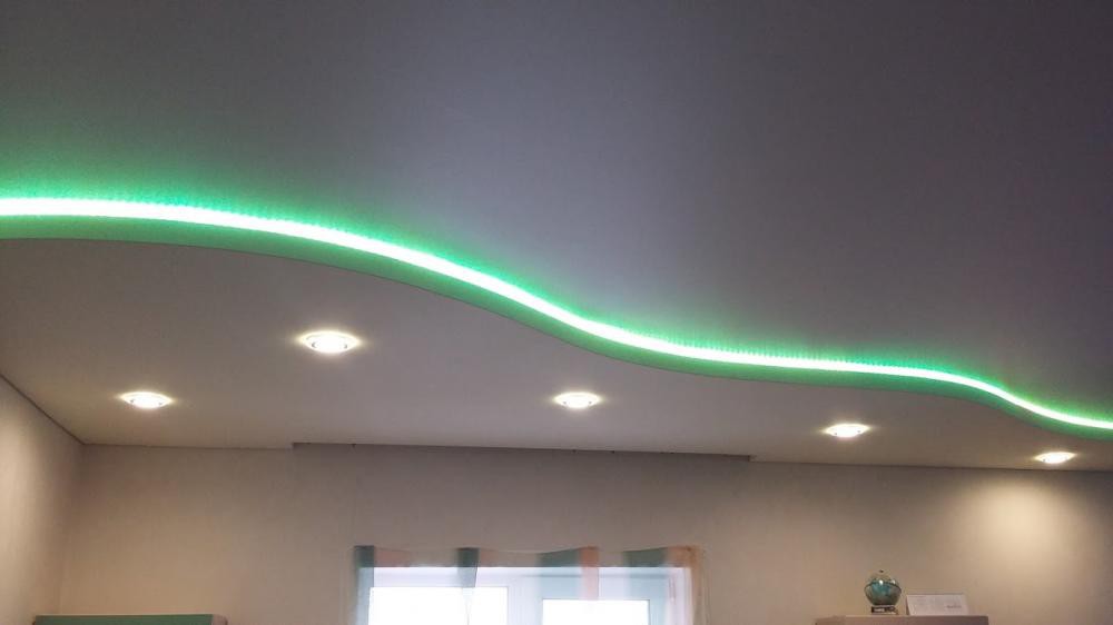 Натяжной потолок с многоцветной подсветкой между уровнями в Лисках фото 