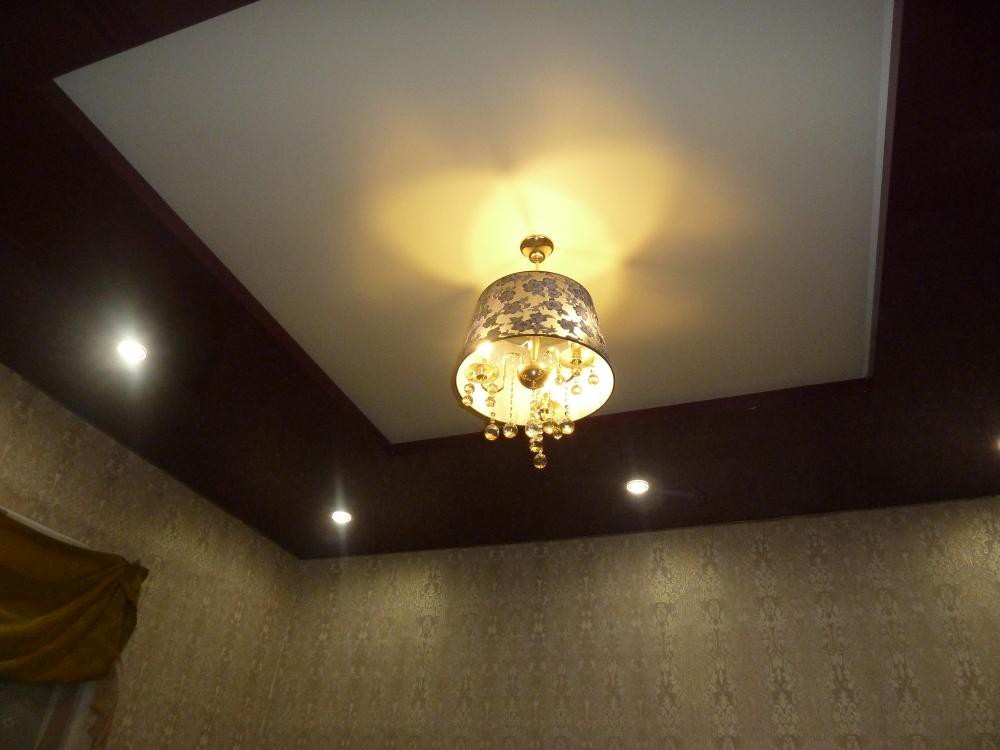 Двухуровневый контрастный натяжной потолок с люстрой и прямыми углами в Лисках 4 фото 