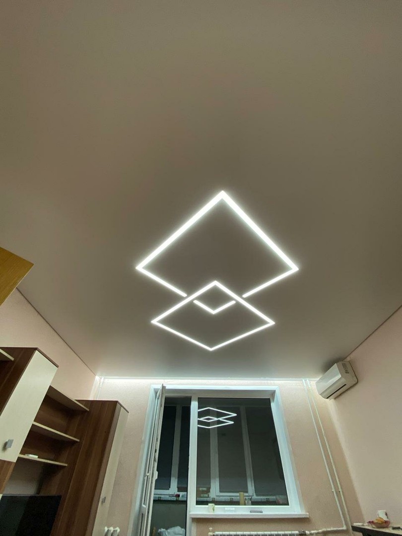 Натяжной потолок с ромбом из световых линий фото 