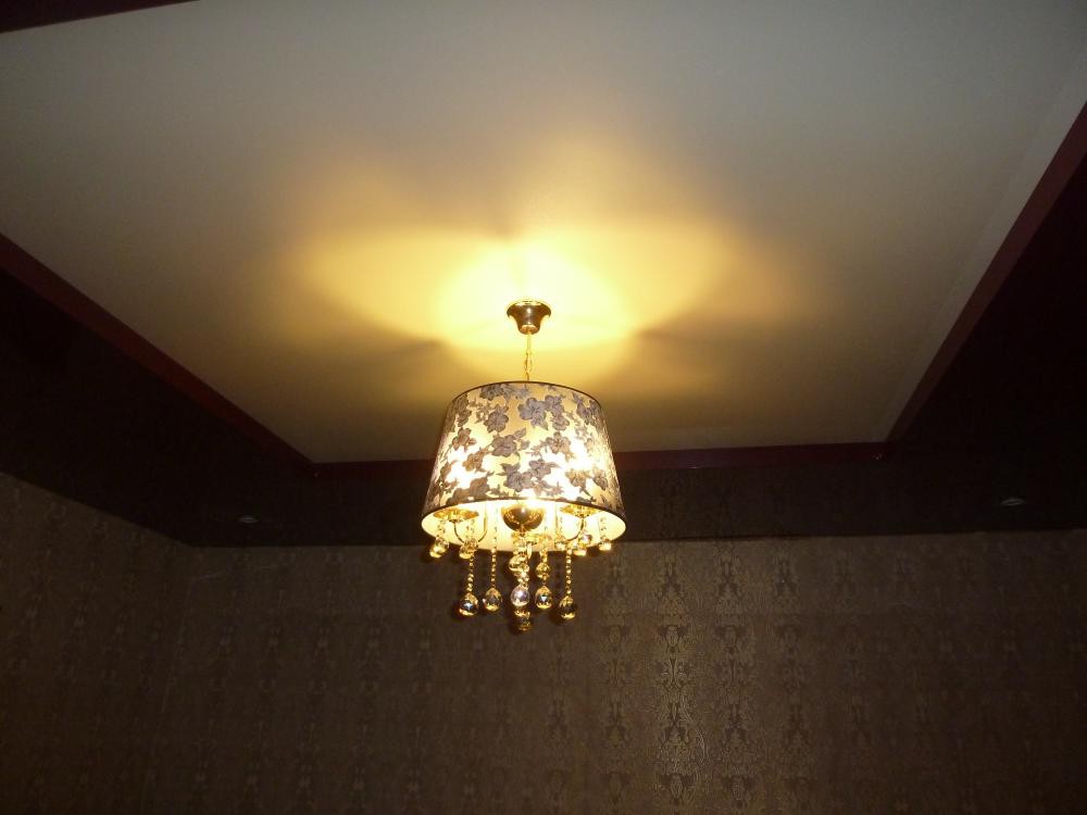 Двухуровневый контрастный натяжной потолок с люстрой и прямыми углами в Лисках фото 