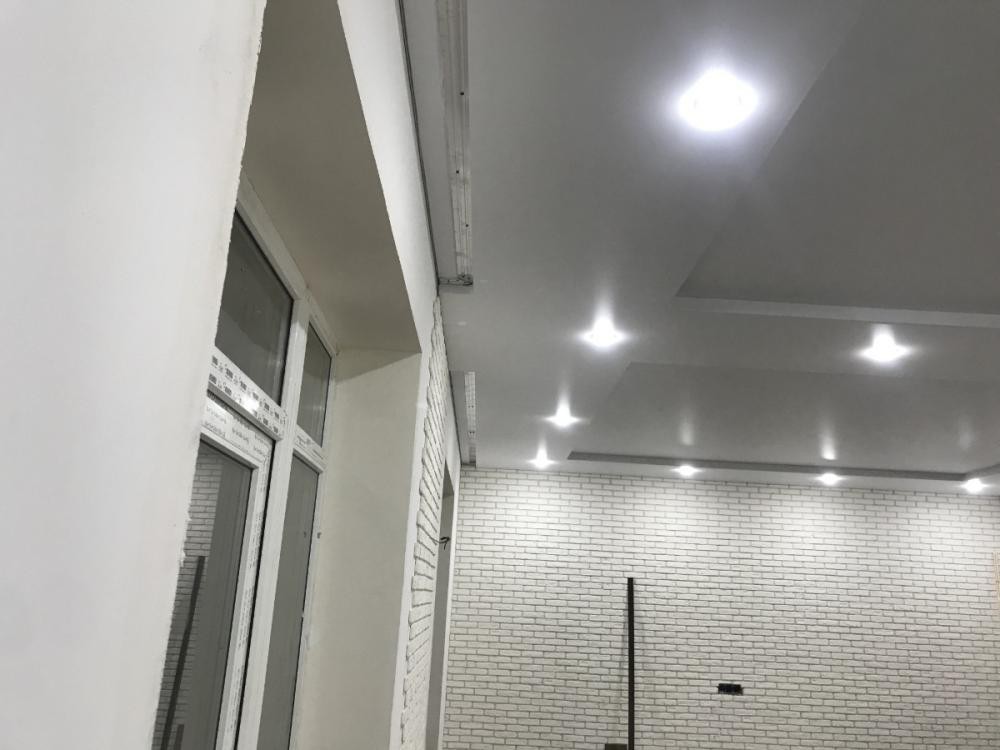 Двухуровневый натяжной потолок со световыми линиями фото 