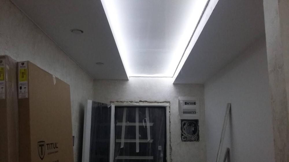 Глянцевый белый двухуровневый натяжной потолок с подсветкой между уровнями в Воронеже фото 