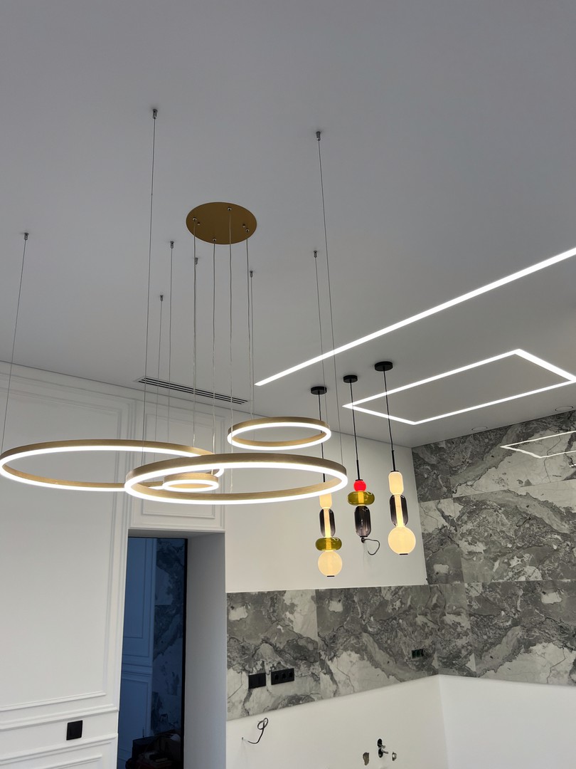 Натяжной потолок для кухни со световыми линиями в Лисках фото 