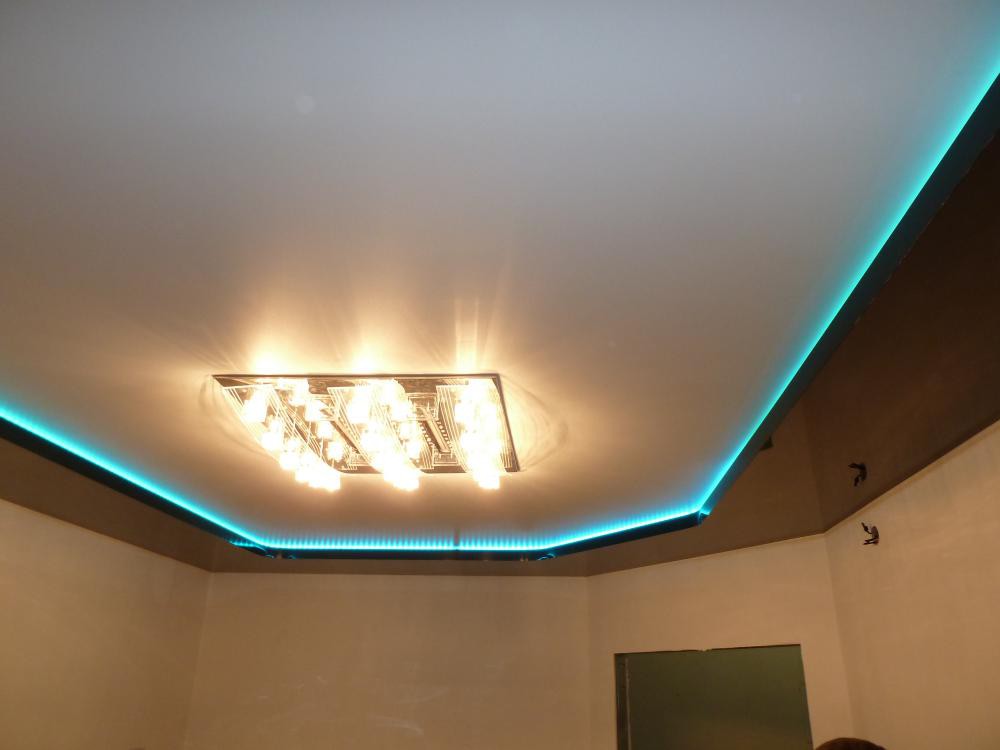 Двухуровневый потолок с подсветкой между уровнями