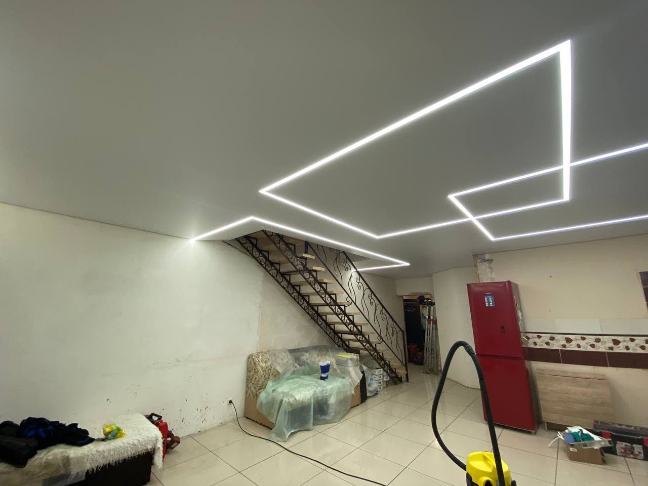 Натяжной потолок со световыми линиями в Лисках 7 фото 