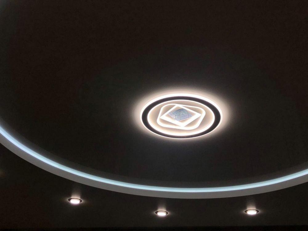 Двухуровневый натяжной потолок со светильниками по кругу фото 