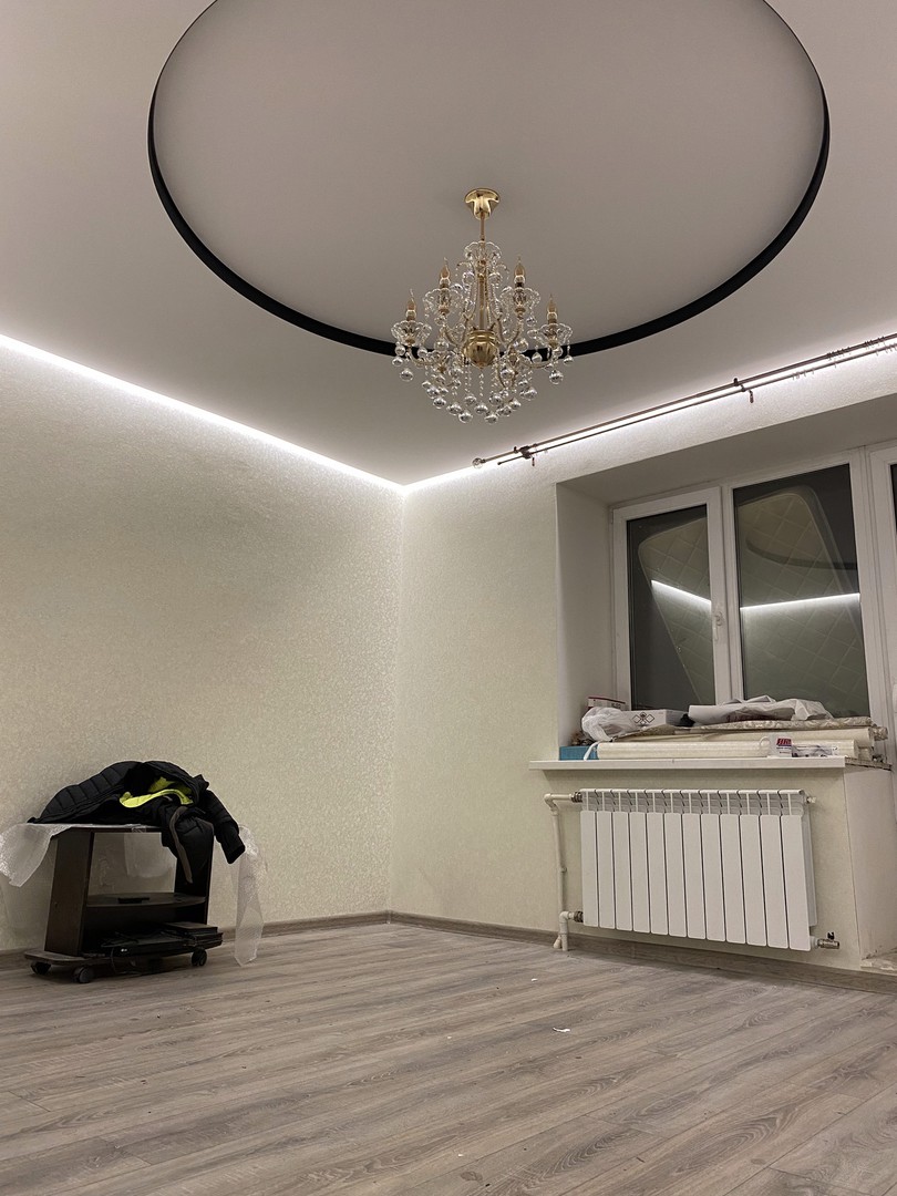 Тканевый натяжной потолок для гостиной в квартире города Бобров фото 
