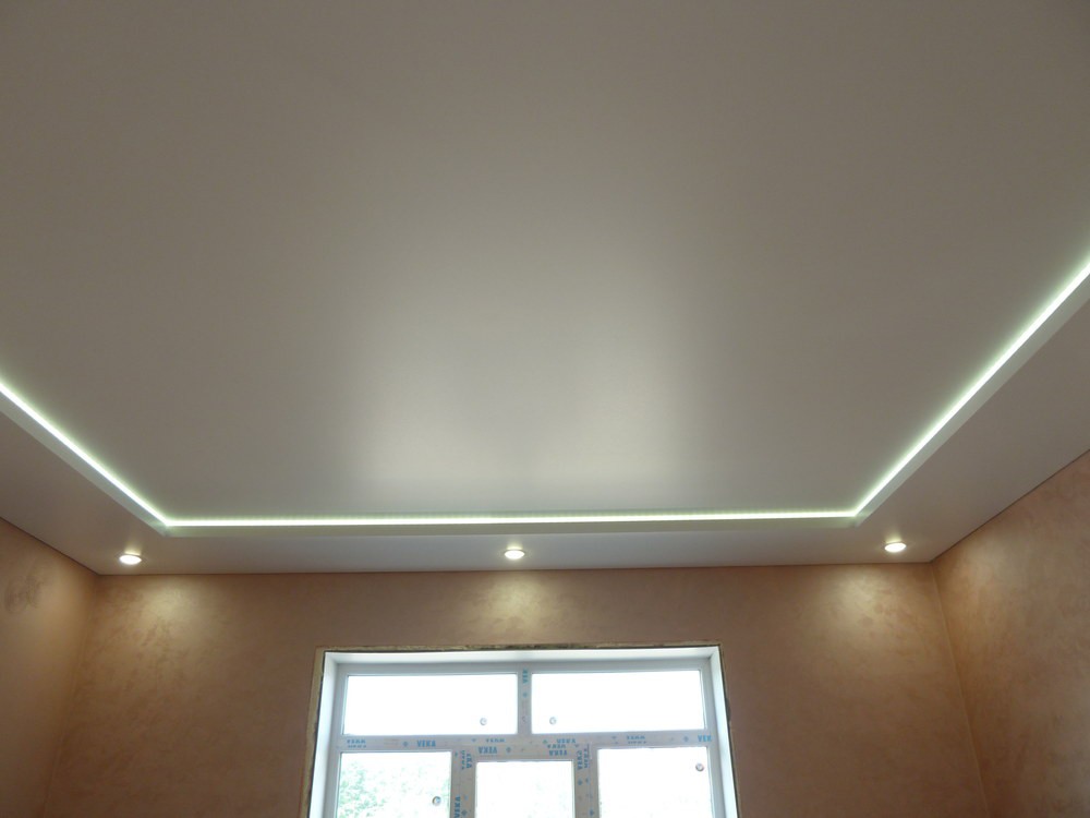 Классический белый двухуровневый потолок с подсветкой между уровнями и светильниками 5 фото 