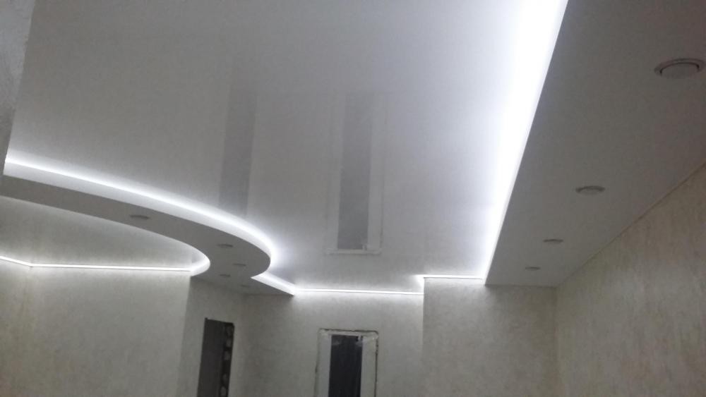 Глянцевый белый двухуровневый натяжной потолок с подсветкой между уровнями в Воронеже