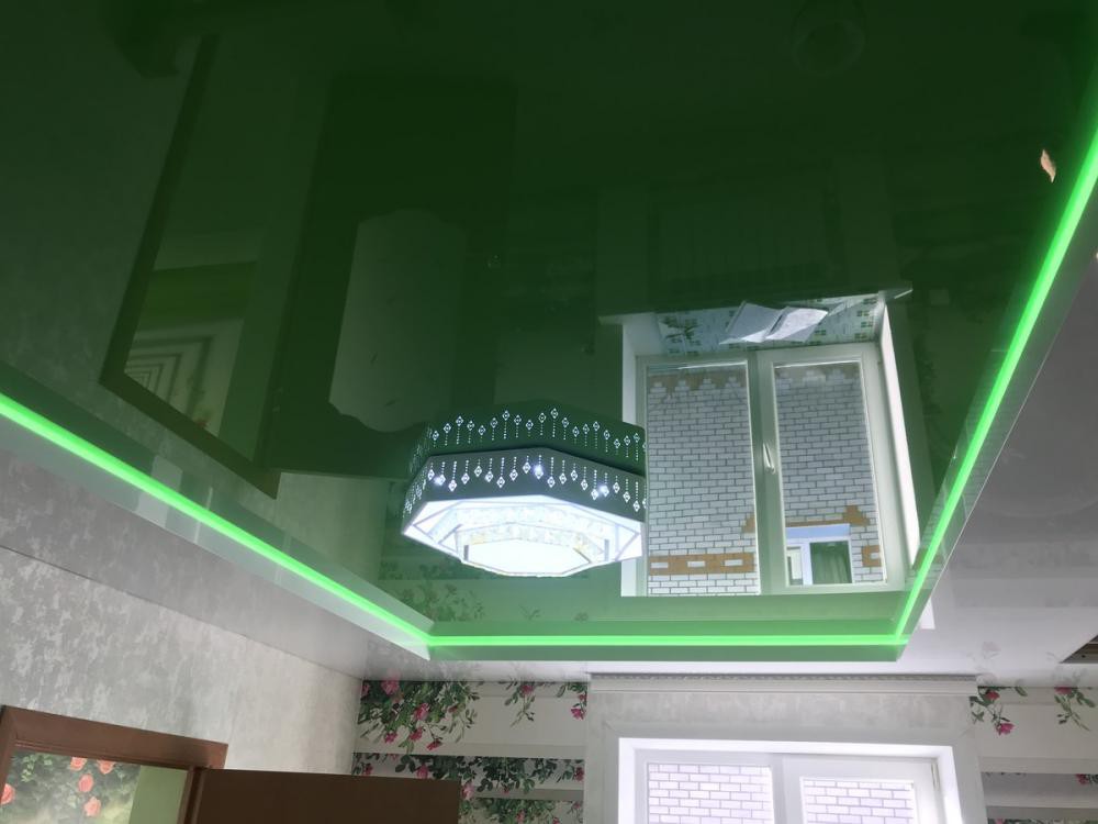 Двухуровневый натяжной глянцевый потолок с подсветкой фото 