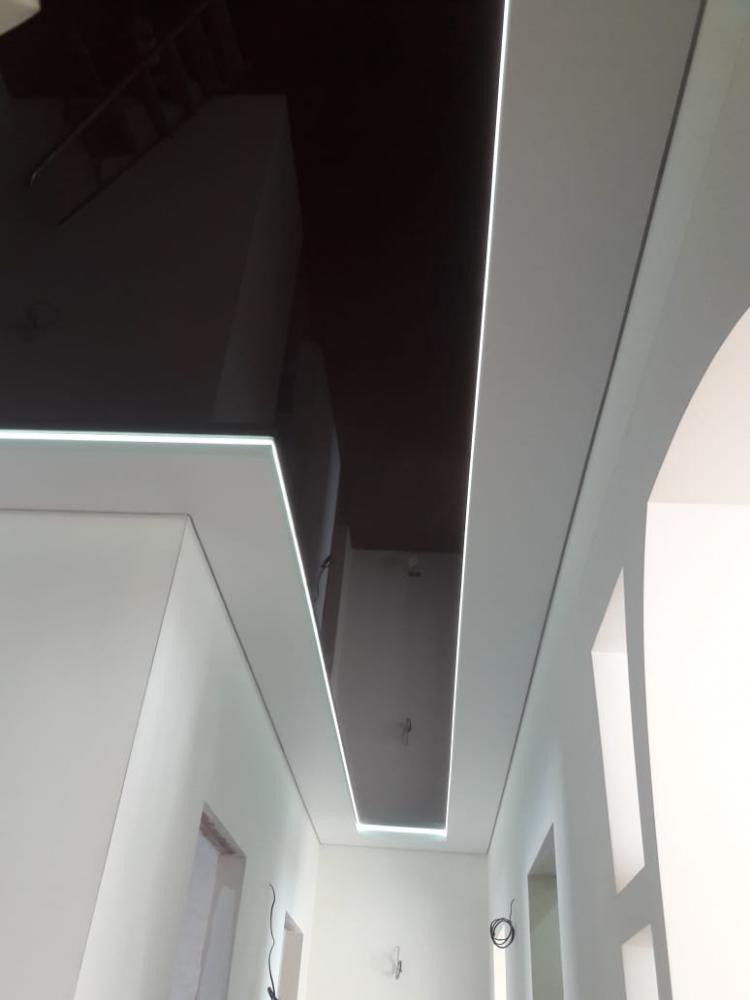 Парящий натяжной потолок с подсветкой фото 
