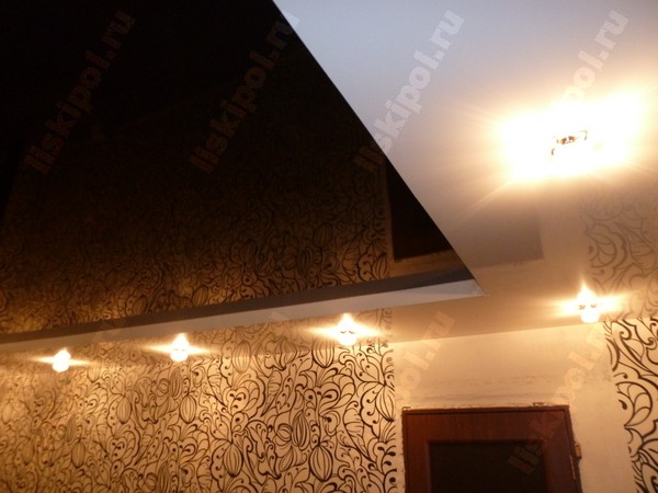 Двухуровневый двухцветный потолок со светильниками