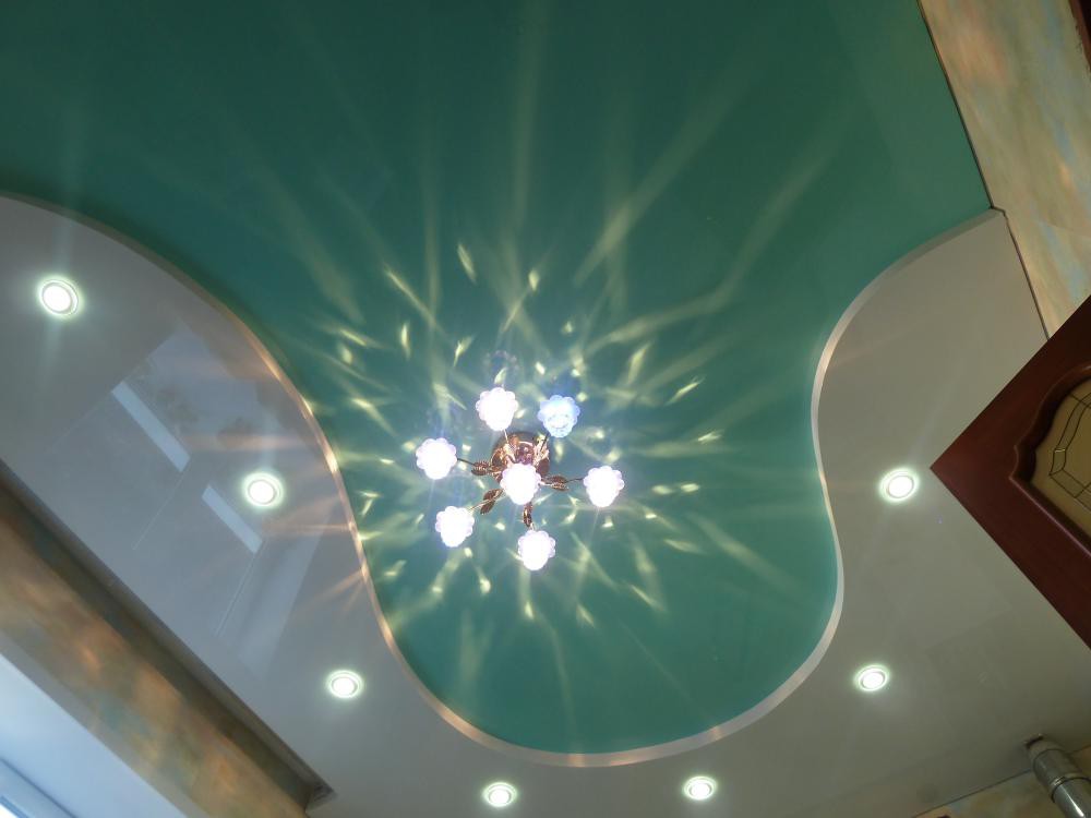 Глянцевый двухуровневый двухцветный натяжной потолок с люстрой и светильниками для кухни в городе Лиски 8 фото 