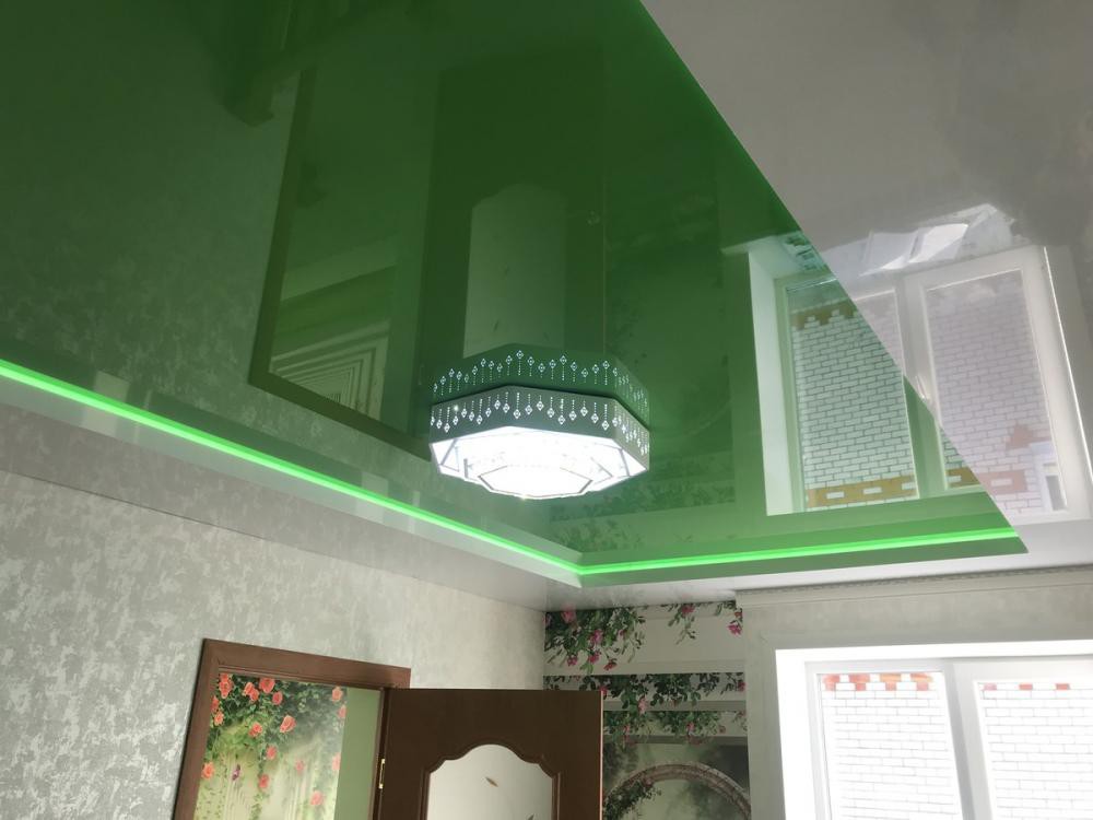Двухуровневый натяжной глянцевый потолок с подсветкой 6 фото 