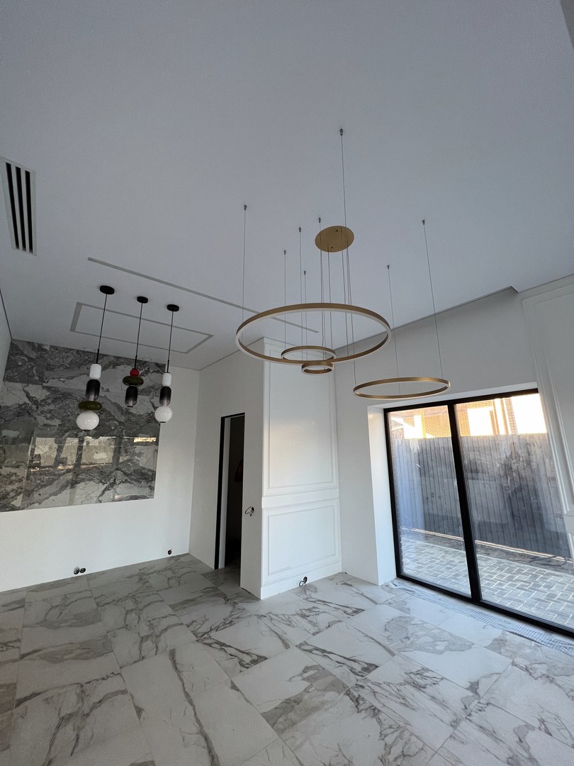 Натяжной потолок для кухни со световыми линиями в Лисках фото 