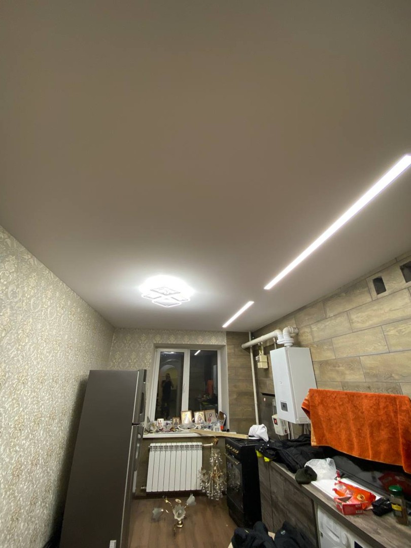 Тканевый натяжной потолок на кухню со световыми линиями в Боброве