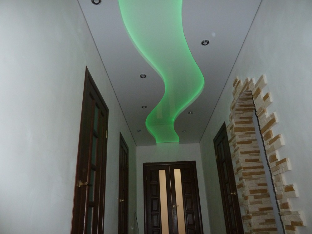 Глянцевый двухуровневый потолок "Ручеёк" с подсветкой и светильниками в частном доме в Лисках 6 фото