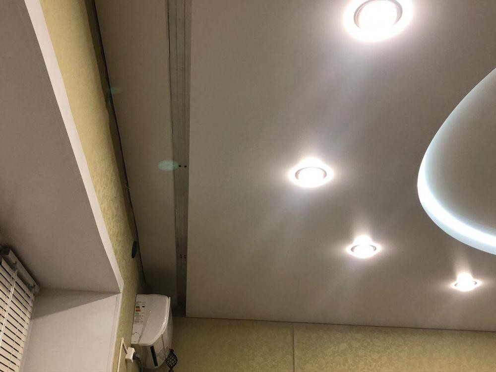 Двухуровневый натяжной потолок со светильниками по кругу