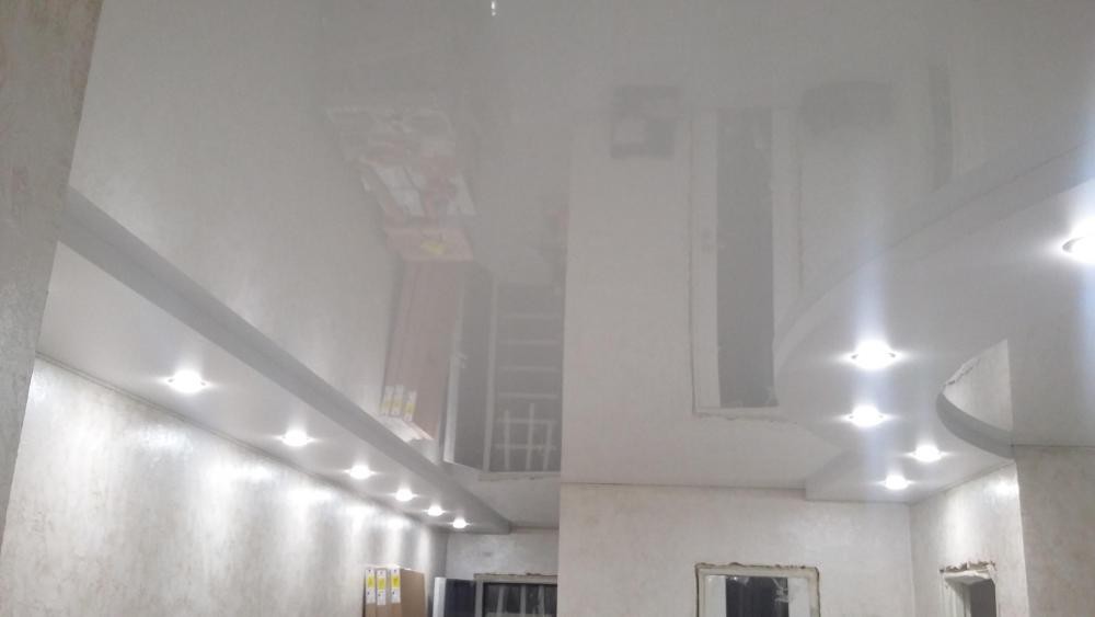 Глянцевый белый двухуровневый натяжной потолок с подсветкой между уровнями в Воронеже фото 