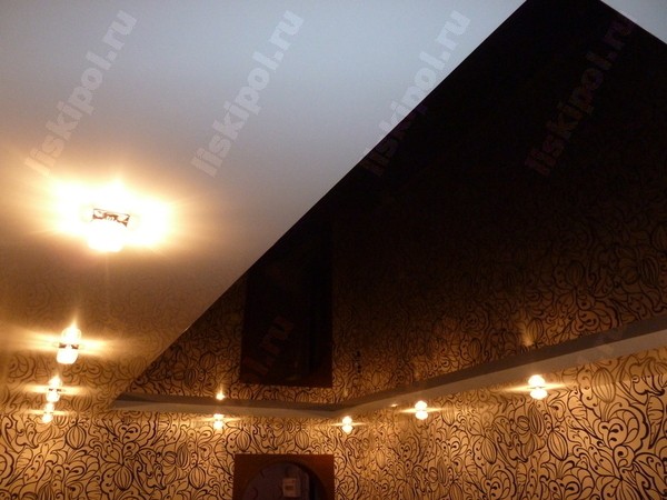 Двухуровневый двухцветный потолок со светильниками фото 