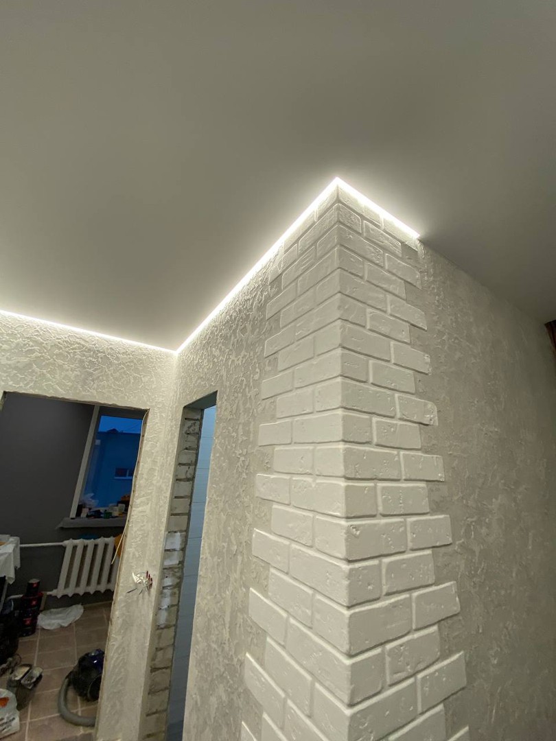 Парящий натяжной потолок с подсветкой по периметру и спотами фото 