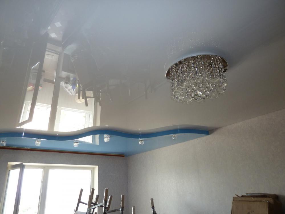 Глянцевый двухуровневый натяжной потолок в квартире города Лиски фото 