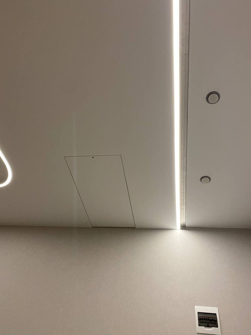 Двухуровневый натяжной потолок с фотопечатью и контурной подсветкой