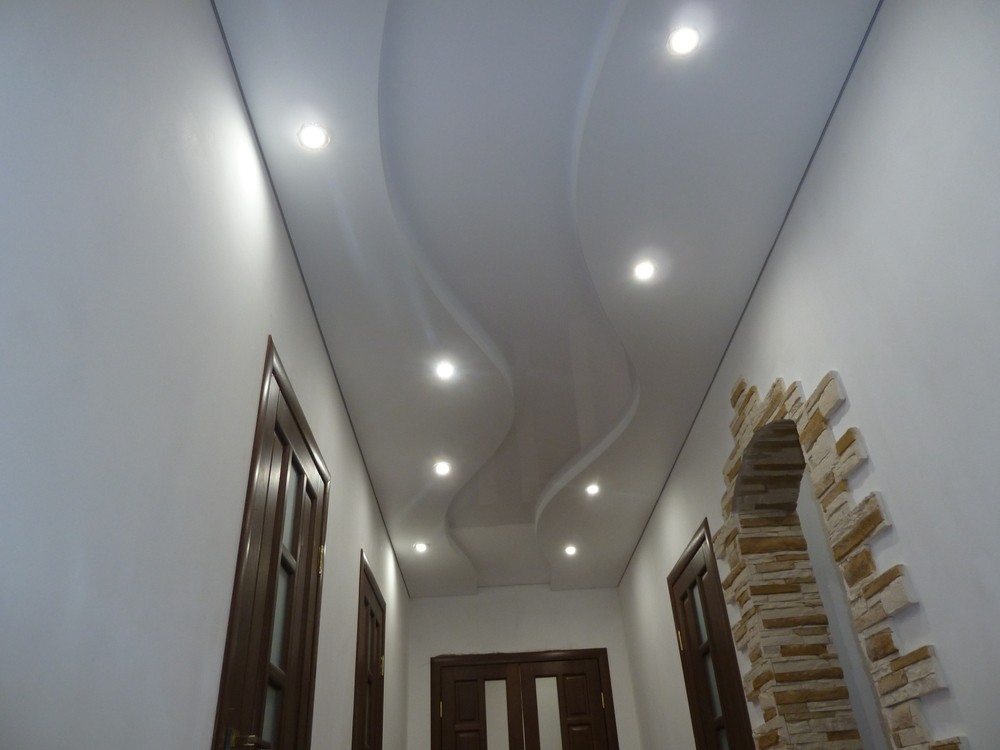 Глянцевый двухуровневый потолок "Ручеёк" с подсветкой и светильниками в частном доме в Лисках