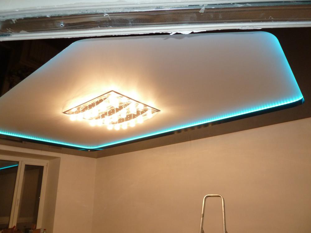 Двухуровневый потолок с подсветкой между уровнями фото 