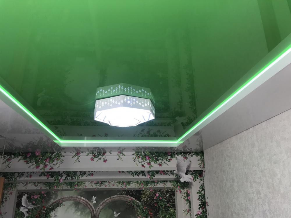 Двухуровневый натяжной глянцевый потолок с подсветкой фото 
