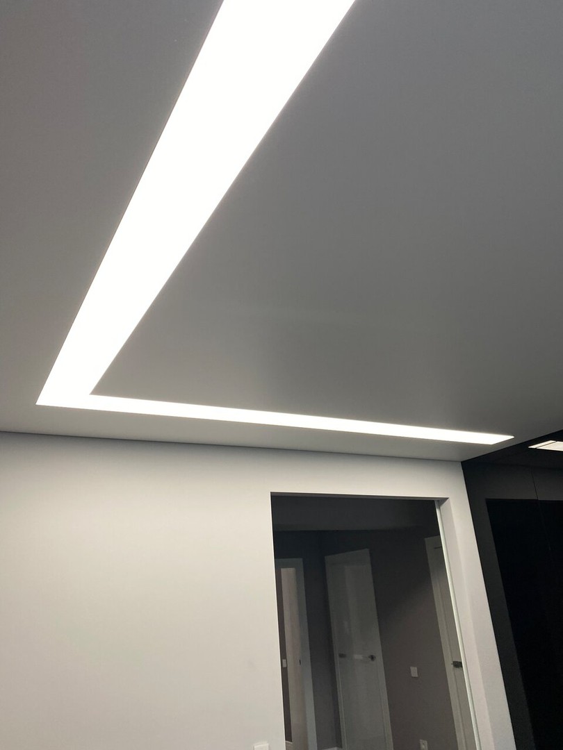 Натяжной потолок со световыми линиями в квартире в Интернате в Лисках фото 