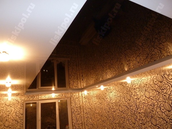 Двухуровневый двухцветный потолок со светильниками 8 фото 