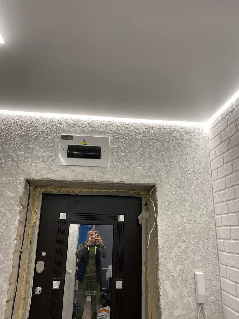 Парящий натяжной потолок с подсветкой по периметру и спотами фото 