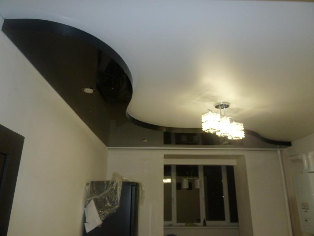 Двухуровневый черно-белый натяжной потолок - глянцевый и сатиновый ПВХ 3 фото 