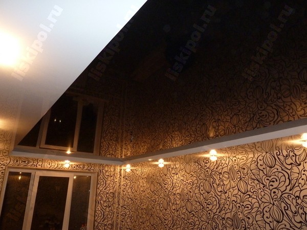 Двухуровневый двухцветный потолок со светильниками фото 
