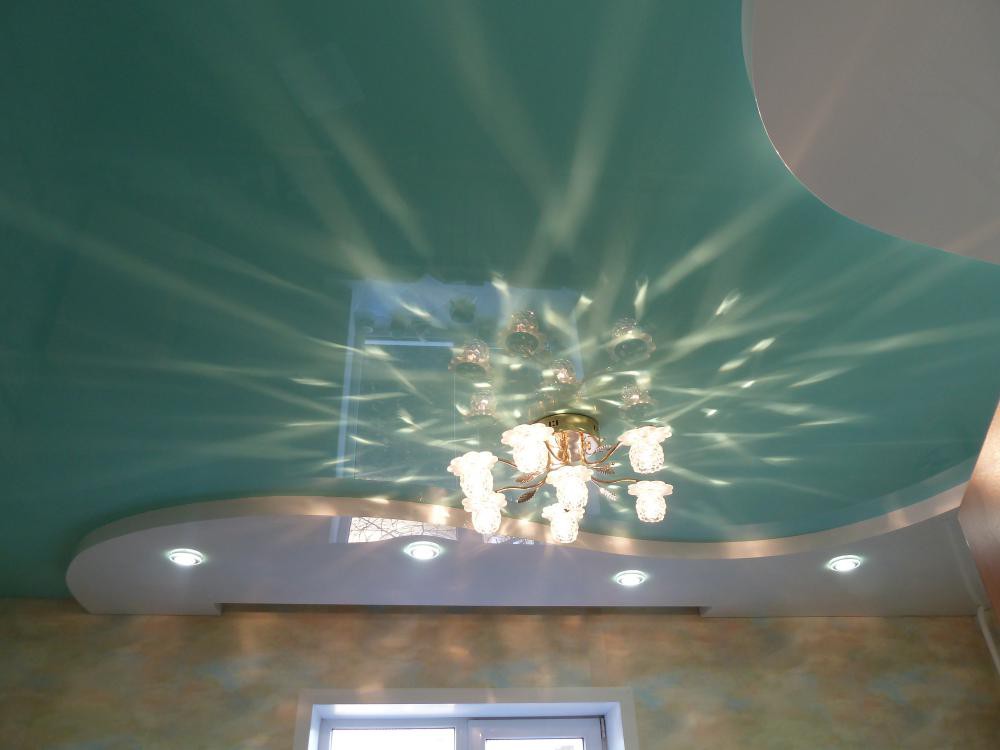 Глянцевый двухуровневый двухцветный натяжной потолок с люстрой и светильниками для кухни в городе Лиски
