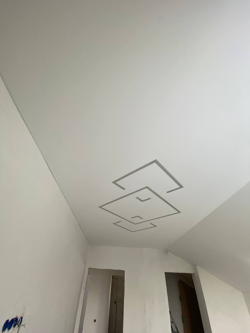 Матовый натяжной потолок со световыми линиями фото 