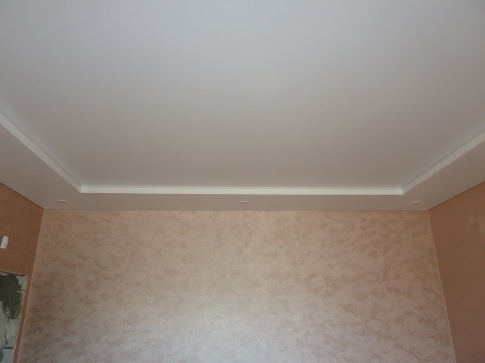 Классический белый двухуровневый потолок с подсветкой между уровнями и светильниками фото 