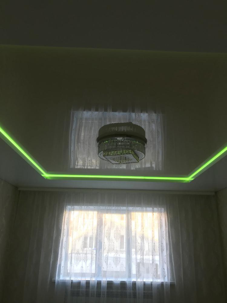 Двухуровневый натяжной глянцевый потолок с подсветкой