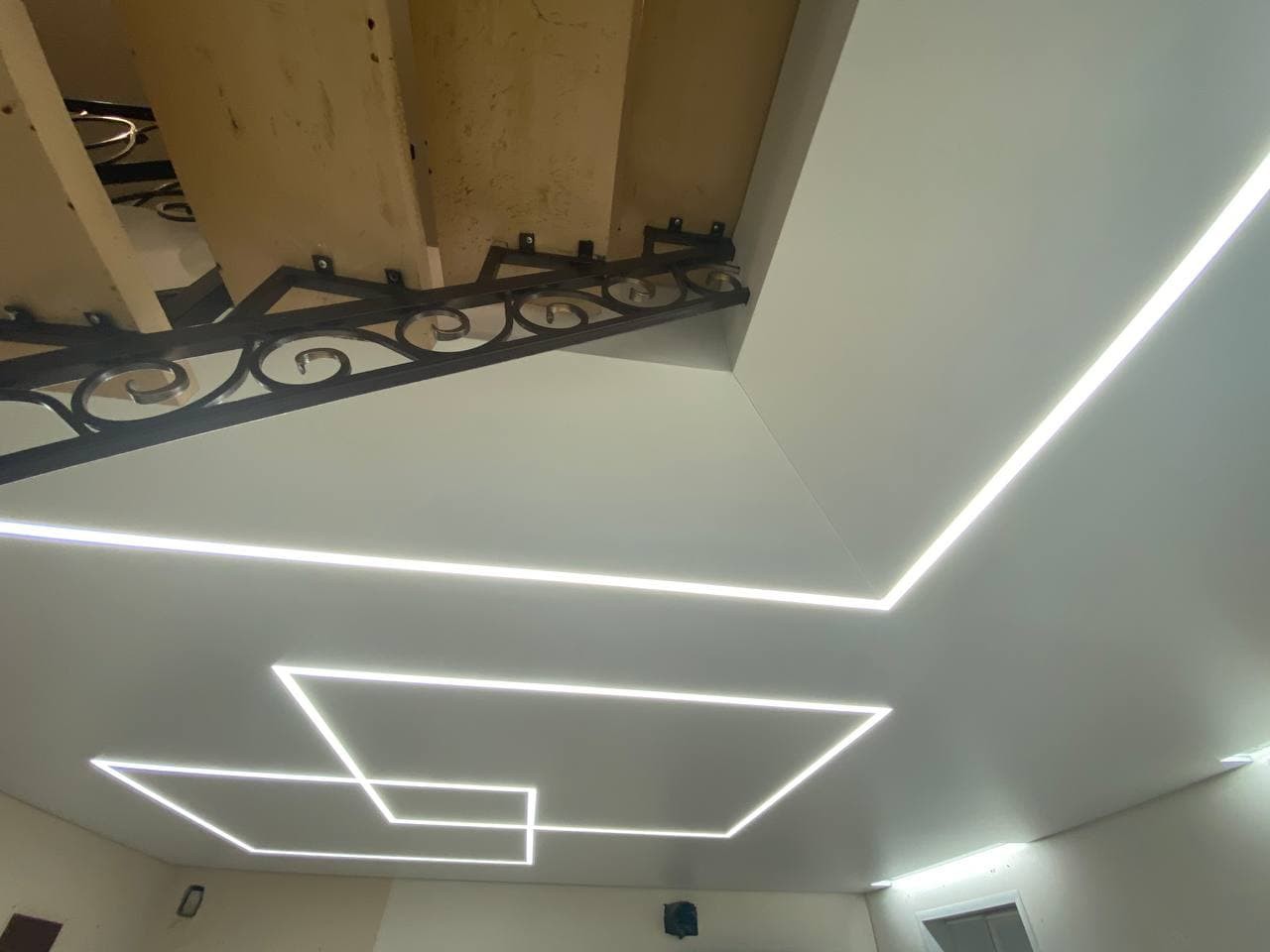 Натяжной потолок со световыми линиями в Лисках
