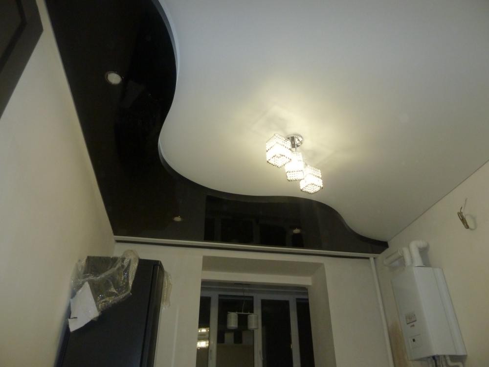 Двухуровневый черно-белый натяжной потолок - глянцевый и сатиновый ПВХ фото 