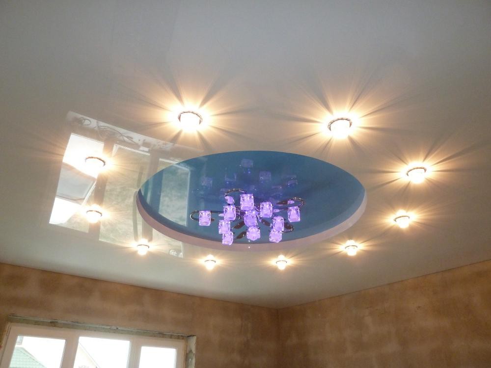 Двухуровневый натяжной потолок со вставкой в центре и светильниками по кругу фото 