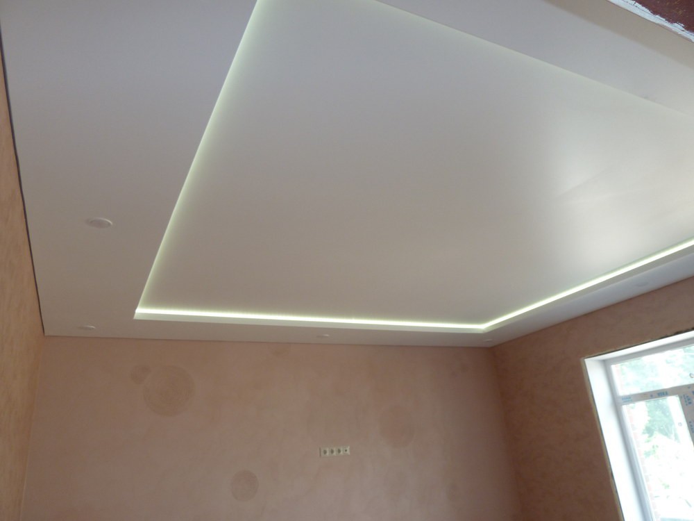 Классический белый двухуровневый потолок с подсветкой между уровнями и светильниками фото 