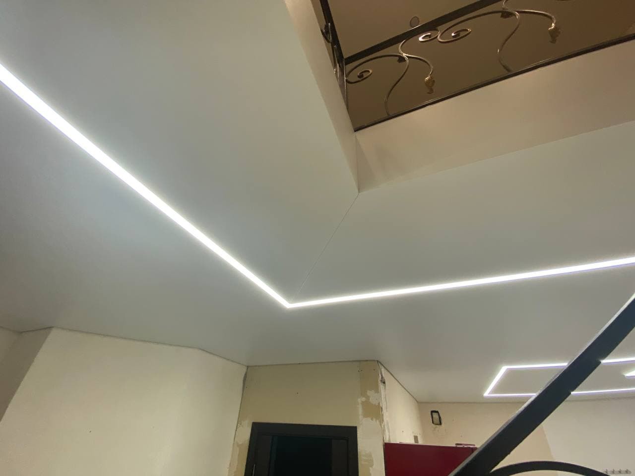 Натяжной потолок со световыми линиями в Лисках фото 