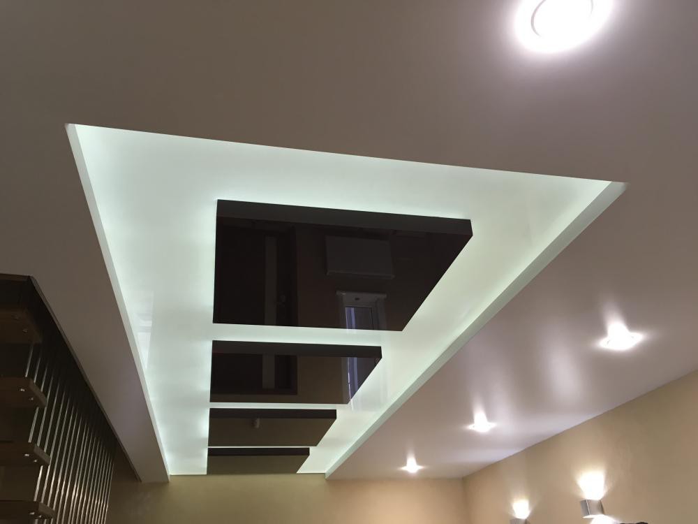 Чёрно-белый двухуровневый натяжной потолок с подсветкой между уровнями фото 