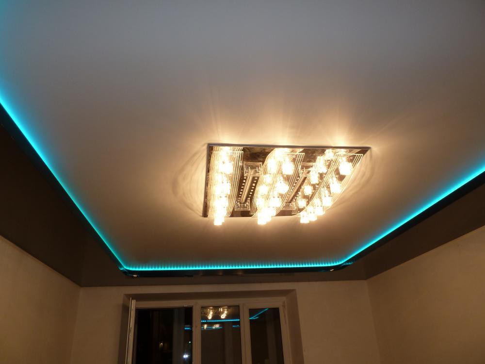 Двухуровневый потолок с подсветкой между уровнями фото 