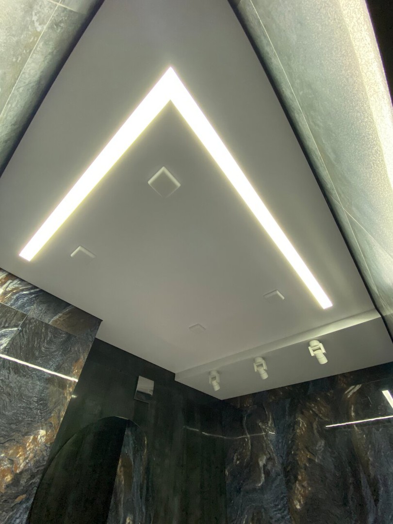 Натяжной потолок со световыми линиями в квартире в Интернате в Лисках 12 фото 